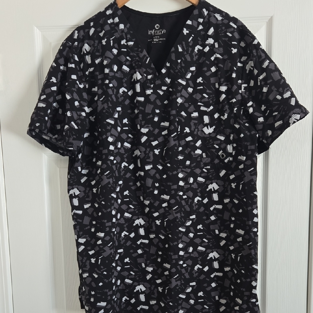 Cherokee Black and White Abstract Tee